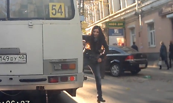 En Russie, les chauffeurs de bus n&rsquo;ont pas de temps à perdre ! (vidéo)