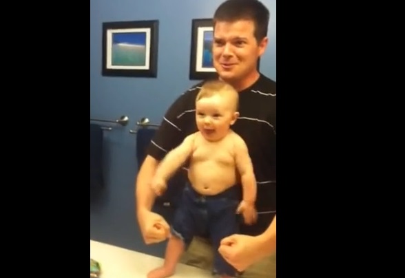 Un bébé montre ses muscles comme son papa (vidéo)