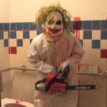 Caméra cachée – Massacre à la tronçonneuse dans les toilettes publiques (vidéo)