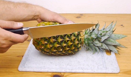 Comment couper un ananas comme un chef (vidéo)