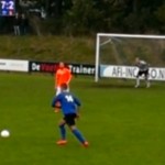 Il tente un coup du foulard sur coup-franc (vidéo)