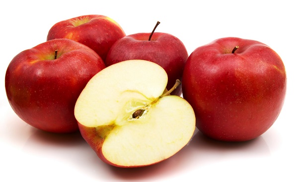 Couper une pomme en 2 sans couteau ! (vidéo)