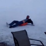 Cet homme ne va pas oublier sa descente en luge de sitôt (vidéo)