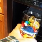 Il transforme son distributeur de glaçons en distributeur de… bonbons (vidéo)