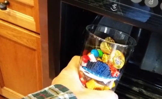Il transforme son distributeur de glaçons en distributeur de… bonbons (vidéo)