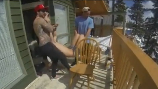 Ils balancent leur pote ivre-mort dans la neige pour le réveiller ! (vidéo)