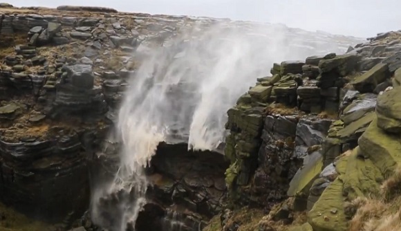 Incroyable – Une chute d&rsquo;eau est inversée par le vent (vidéo)