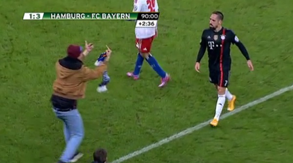 Franck Ribéry agressé par un supporter en plein match ! (vidéo)