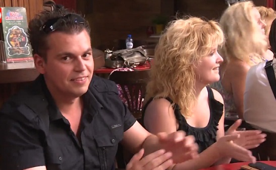 Il kiffe une chanson kitsch, mais ne l’assume pas ! (vidéo)