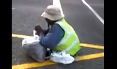 Ce mendiant est un escroc ! (vidéo)