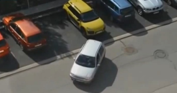 Une blonde gare sa voiture ! (vidéo)