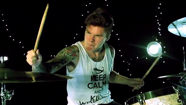 Il reprend avec brio, le générique de The Walking Dead à la batterie (vidéo)