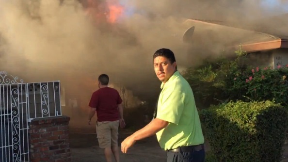 Un inconnu sauve un vieil homme des flammes ! (vidéo)