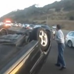 Un motard libère une femme piégée dans sa voiture (vidéo)
