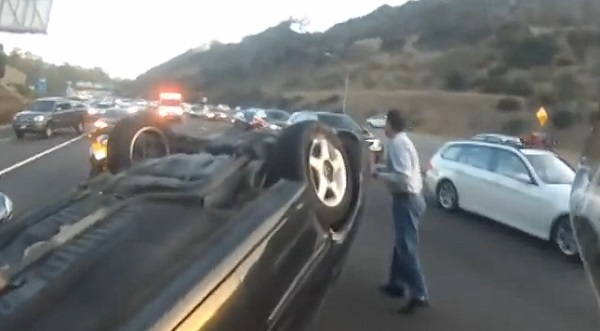 Un motard libère une femme piégée dans sa voiture (vidéo)