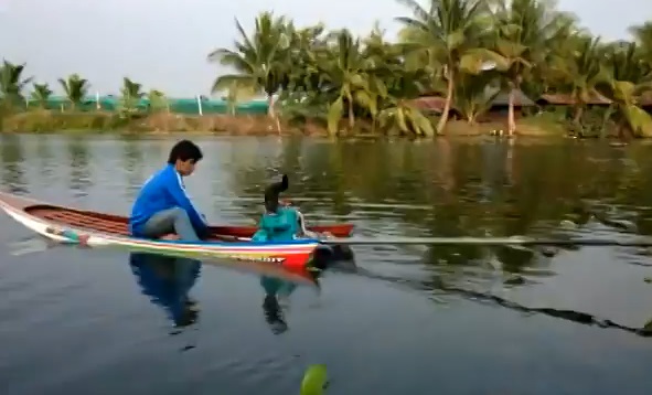 Un Thailandais teste son nouveau bateau équipé d’un moteur surpuissant ! (vidéo)