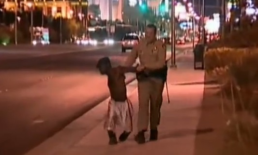 Insolite : un policier essaye d’arrêter un nain à Las Vegas (vidéo)