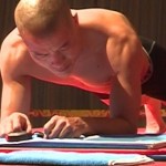 Record du monde : Il tient plus de 4 heures en position de la planche (vidéo)