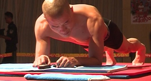 Record du monde : Il tient plus de 4 heures en position de la planche (vidéo)