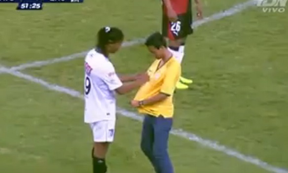 Ronaldinho signe un autographe en plein match (vidéo)
