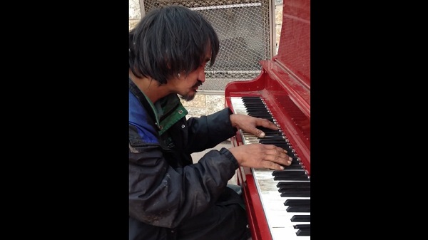 Un SDF joue au piano sa propre composition (vidéo)