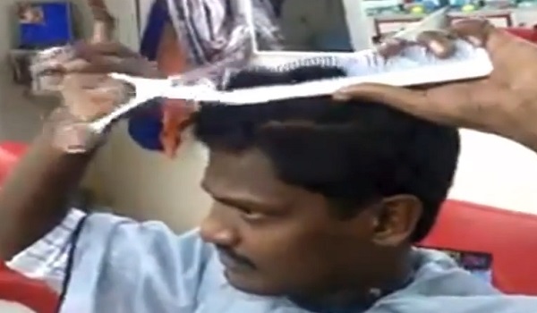 Il se coupe les cheveux tout seul comme un pro ! (vidéo)