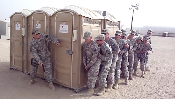 Combien de soldats peut-on mettre dans des toilettes mobiles ? (vidéo)