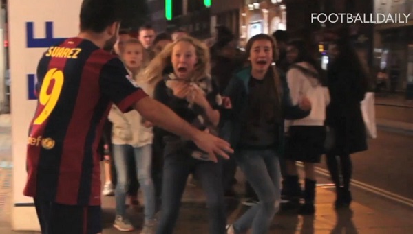 Un zombie Luis Suarez terrorise les passants à Londres (vidéo)