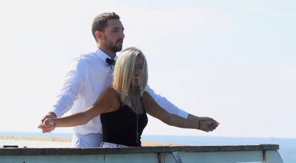 Il rejoue la scène culte de Titanic avec des inconnus (vidéo)