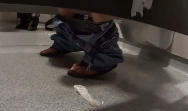 Jeter un préservatif usagé sur les gens aux toilettes (caméra cachée)
