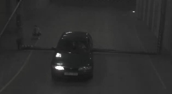 Impossible pour cet homme de sortir de ce parking ! (vidéo)