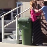 Agresser un mannequin en plastique devant la police (vidéo)