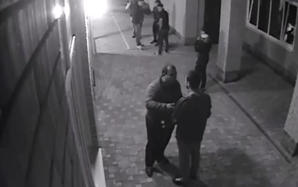 Un boxeur met 2 hommes KO en 2 coups de poings dans une ruelle (vidéo)