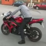 Fail : il veut absolument réussir un burnout en moto (vidéo)