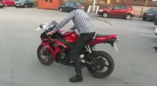 Fail : il veut absolument réussir un burnout en moto (vidéo)