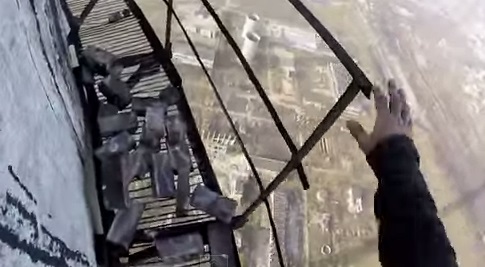 Sensations fortes : escalader une cheminée de 280 mètres sans rien (vidéo)