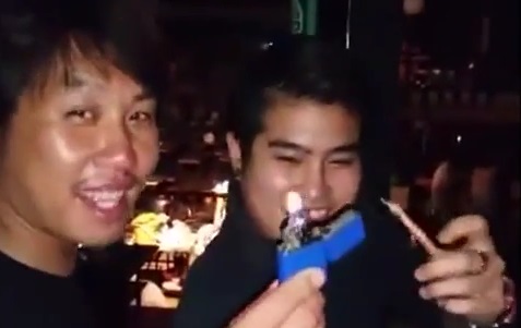 Mauvaise idée du jour : essayer de fumer un feu d’artifice (vidéo)