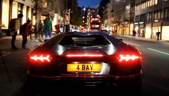 Une Lamborghini Aventador prend feu dans les rues de Londres ! (vidéo)