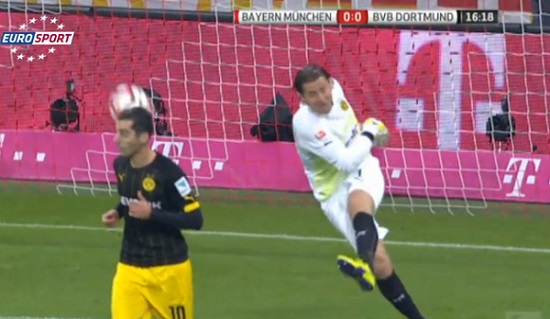 FAIL : Le gardien de Dortmund assomme son coéquipier (vidéo)