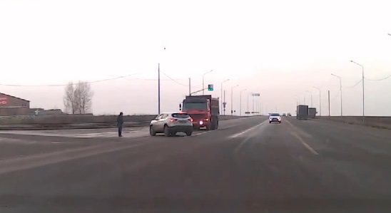 Un piéton échappe miraculeusement à un accident de la route en Russie (vidéo)