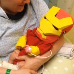 Un papa fabrique un costume d&rsquo;Iron Man pour son bébé malade (vidéo)