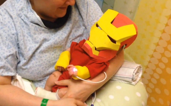 Un papa fabrique un costume d&rsquo;Iron Man pour son bébé malade (vidéo)