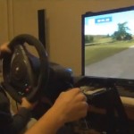 Un bébé joue à un jeu de Rallye avec un volant (vidéo)