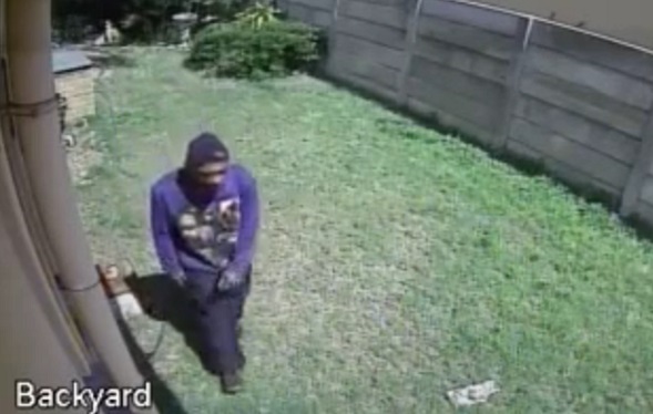 Mais qu’est-ce qui a bien pu faire peur à ce cambrioleur ? (vidéo)