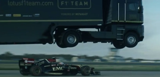 Un camion saute par dessus une F1 Lotus (vidéo)