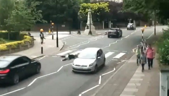 Une femme se fait renverser par une voiture sur le passage piéton des Beatles (vidéo)
