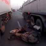 Choc : A deux doigts de se faire rouler dessus par un camion (vidéo)