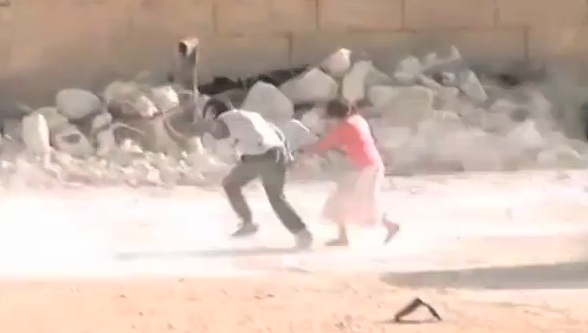 Syrie : un garçon sauve une fillette des tirs d’un sniper (vidéo)