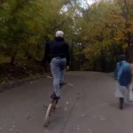 Il dévale une pente debout sur son vélo (vidéo)