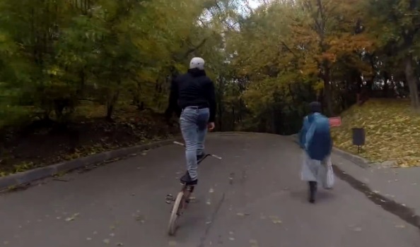 Il dévale une pente debout sur son vélo (vidéo)
